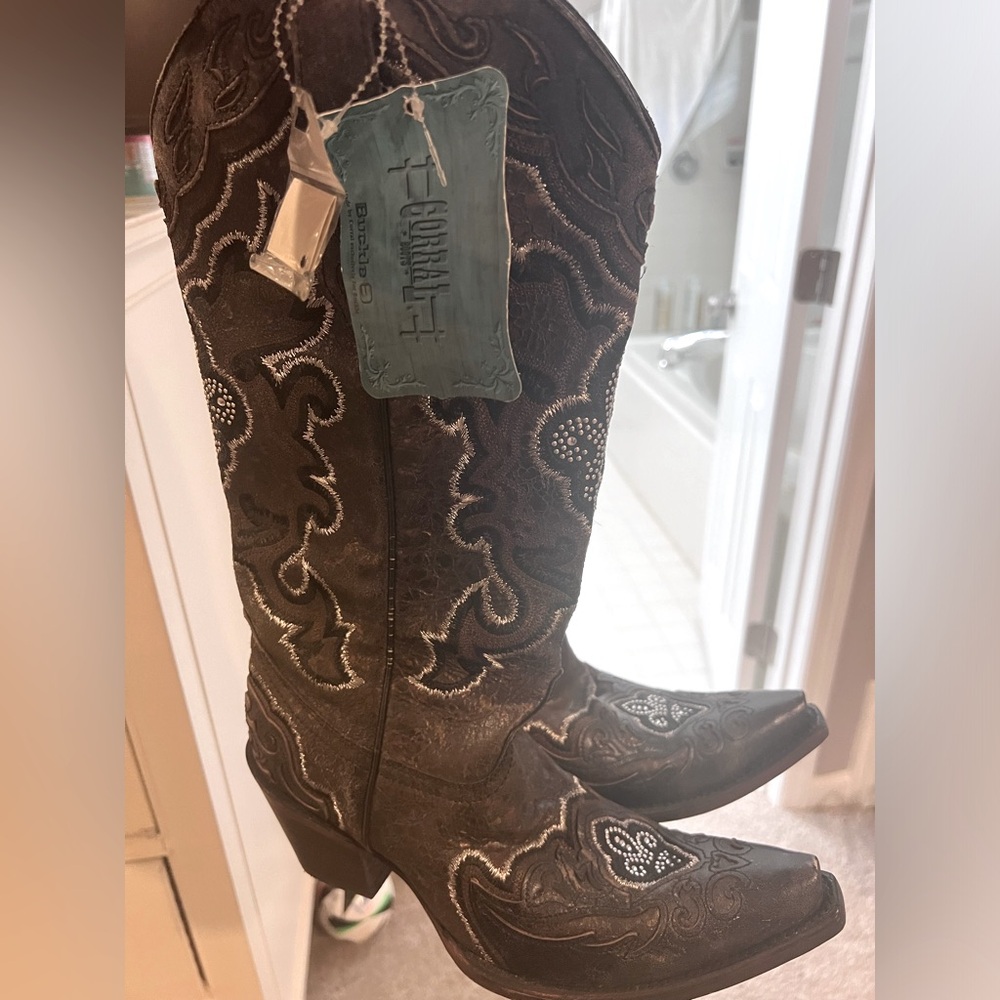 Women’s cowgirl boots